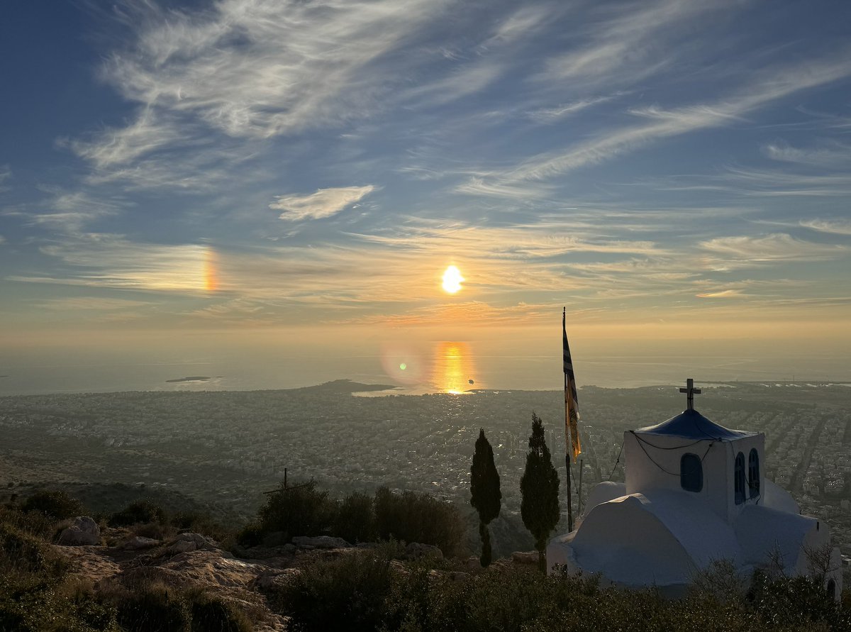 Dec 31st in #Athens — with sunsets like this no wonder Plato saw the sun as the ultimate source of truth! #Farewell2024 #theory_of_forms