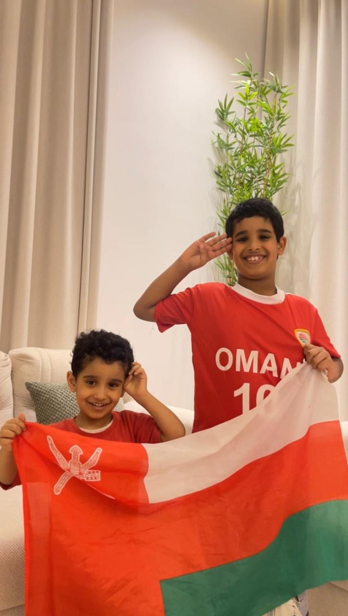 بمناسبة فوز عمان خالد وسعود اولادي يحضنوا راية الوطن التي لا تلامس الارض..