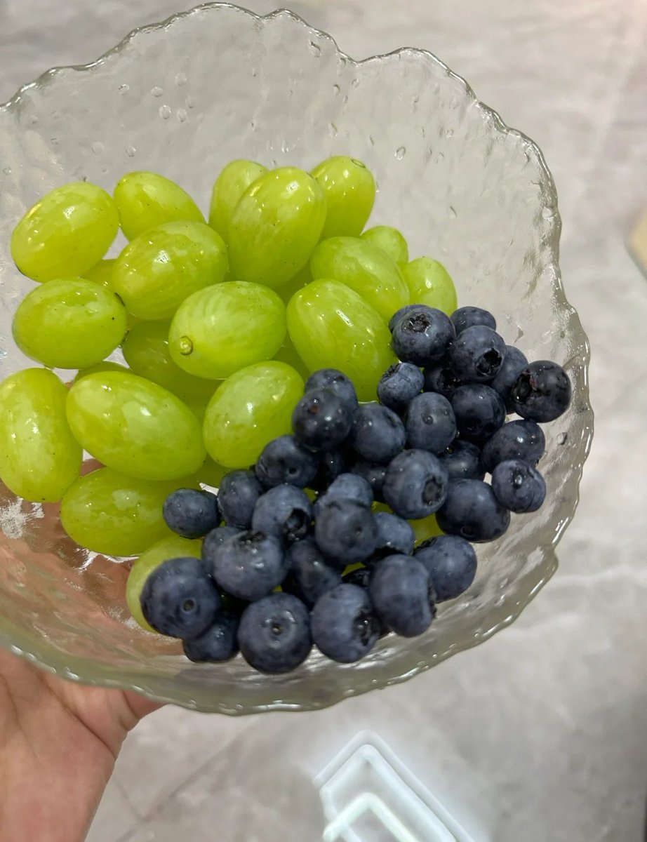 Joyce_yvc's tweet photo. Eat some sweet fruit before bed https://t.co/K0KVJpDykG
