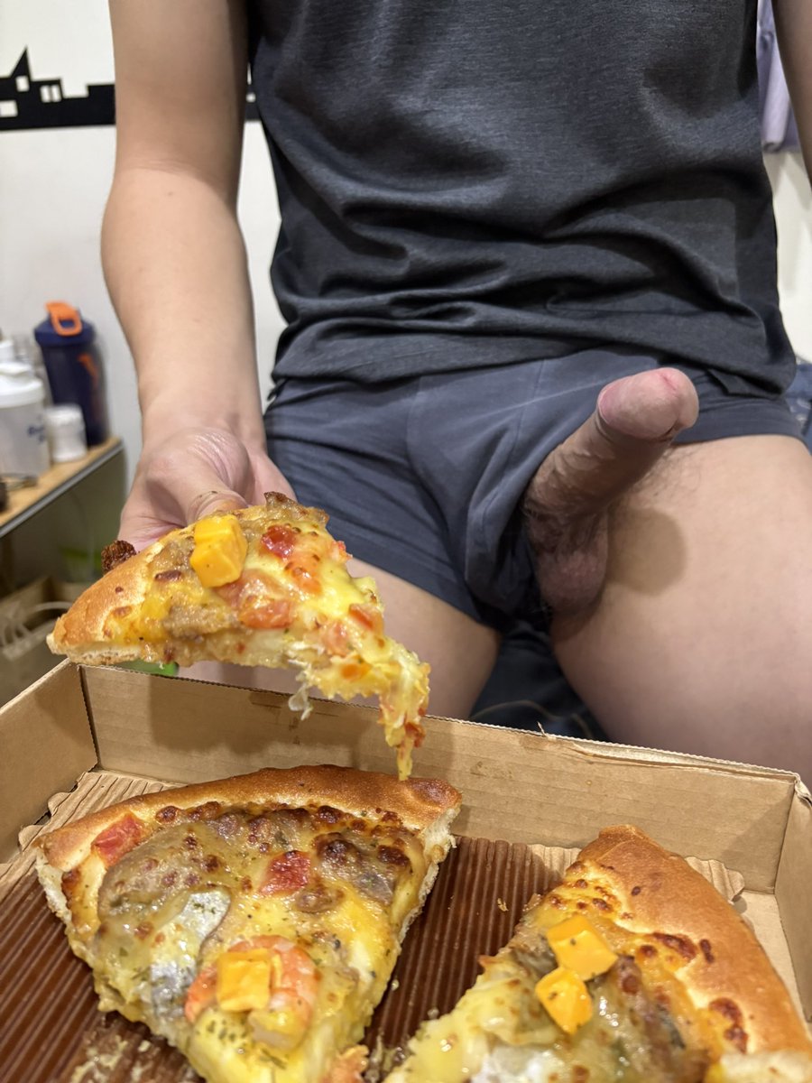 AA106969's tweet photo. 要吃披薩，還是吃⋯🫣🤭 https://t.co/KxXA617rC2