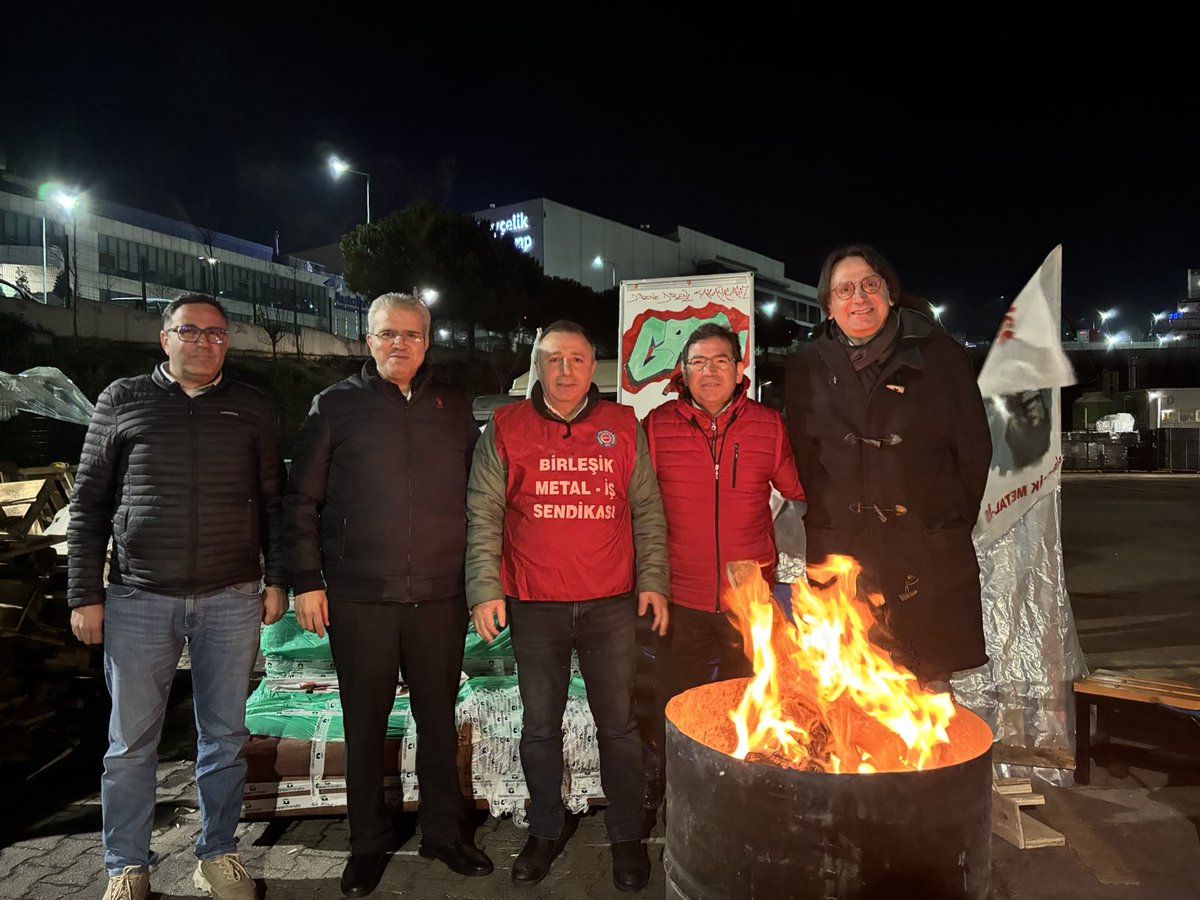 Kemal Özkan (@kemal4ituc) on Twitter photo #Türkiye: Strike fire is on! Welcoming 2025 with striking members of <a href="/BirlesikMetal/">BİRLESİK METAL-İŞ</a> . Struggle continues!✊ <a href="/IndustriALL_GU/">IndustriALL 🦋 @industriall-union.org</a> <a href="/industriAll_EU/">industriAll Europe</a> <a href="/Jude_KD/">Jude Kirton-Darling</a> <a href="/luc_triangle/">Luc Triangle</a> <a href="/DISK_Int/">DISK International</a> <a href="/ArzuCerkezoglu/">Arzu A. Çerkezoğlu</a> <a href="/OzkanAtarr/">ÖZKAN ATAR</a> #Türkiye: Strike fire is on! Welcoming 2025 with striking members of <a href="/BirlesikMetal/">BİRLESİK METAL-İŞ</a> . Struggle continues!✊ <a href="/IndustriALL_GU/">IndustriALL 🦋 @industriall-union.org</a> <a href="/industriAll_EU/">industriAll Europe</a> <a href="/Jude_KD/">Jude Kirton-Darling</a> <a href="/luc_triangle/">Luc Triangle</a> <a href="/DISK_Int/">DISK International</a> <a href="/ArzuCerkezoglu/">Arzu A. Çerkezoğlu</a> <a href="/OzkanAtarr/">ÖZKAN ATAR</a>