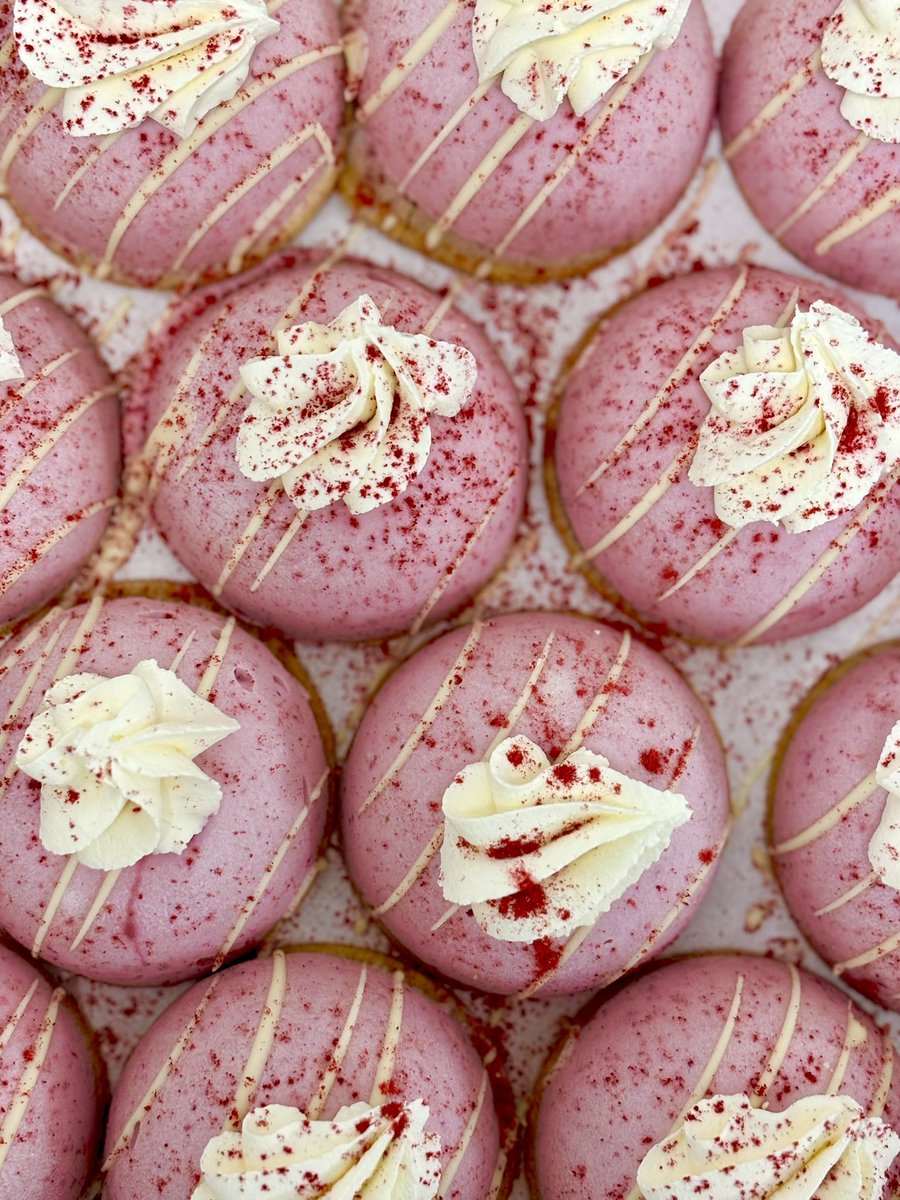 TPatisseries's tweet image. Our Berry Dome Cheesecake 🍇🍇

With a flavourful berry cheesecake filling and golden buttery biscuit base, a cheesecake favourite with white chocolate and raspberry garnish. ⭐️

#cheesecake #patisserie #berries