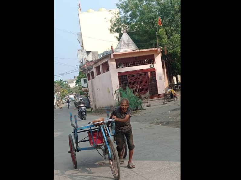 Imagine, what it takes for a frail, elderly man to feed family. Elderly found on streets in urban India--doing hard work.

Fingerprints disappear due to hard work, tough to get benefits or access to schemes. Others have fun, celebrate &amp; feel no poor left, 'See, everyone is making