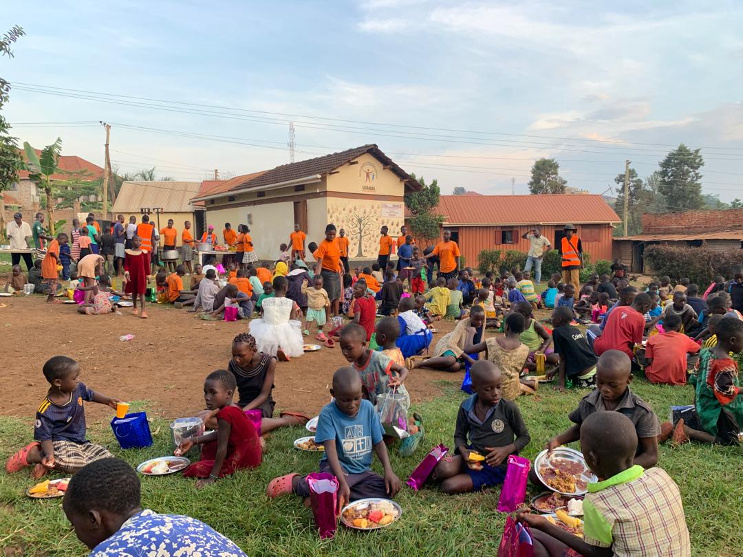In einem Waisenhaus in Uganda haben wir ein  Neujahrsessen organisiert und Päckchen an die Waisenkinder verteilt. Die strahlenden Gesichter waren das schönste Geschenk! Vielen Dank an alle, die dazu beigetragen haben, dieses Jahr mit Freude und Hoffnung zu beginnen. #2025