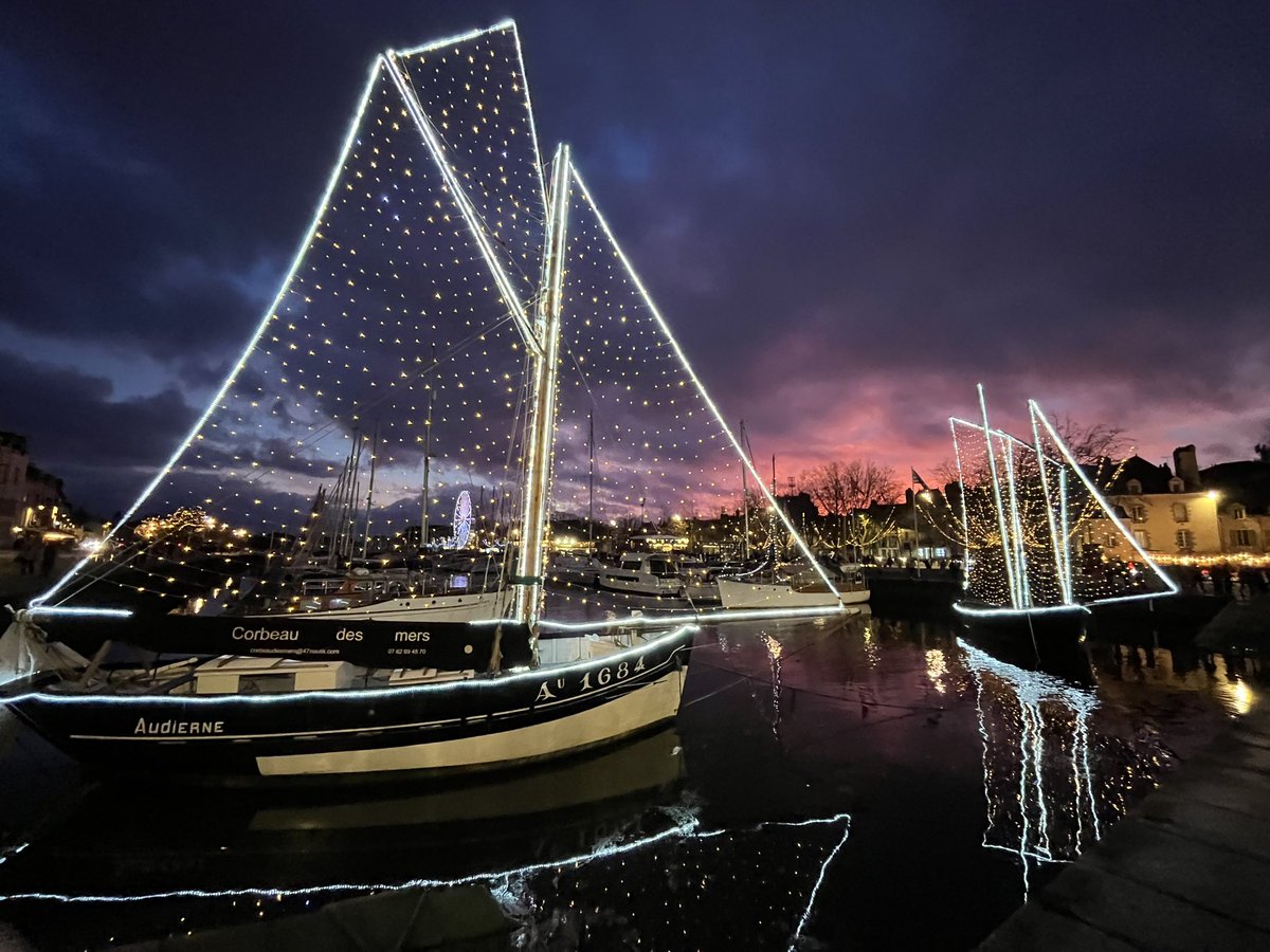 Vannes illuminée 🎄💡
@MorbihanTourism <a href="/golfemorbihan/">Golfe du Morbihan Vannes Tourisme</a> <a href="/morbihan_fr/">Département du Morbihan</a> <a href="/regionbretagne/">Région Bretagne</a> 
#vannes #Bretagne #Reveillon