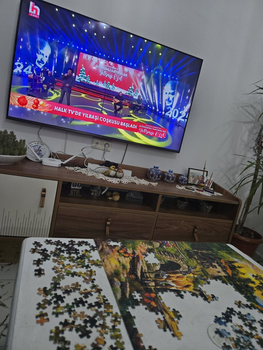 Semirei's tweet photo. #GoerkemliHatıralarYılbasıOEzel
Ev modundaysanız kesinlikle #halkTV  yılbaşı özel izlenmeli. Harika konuklar, türküler 👌 https://t.co/jYrfy0q8fs
