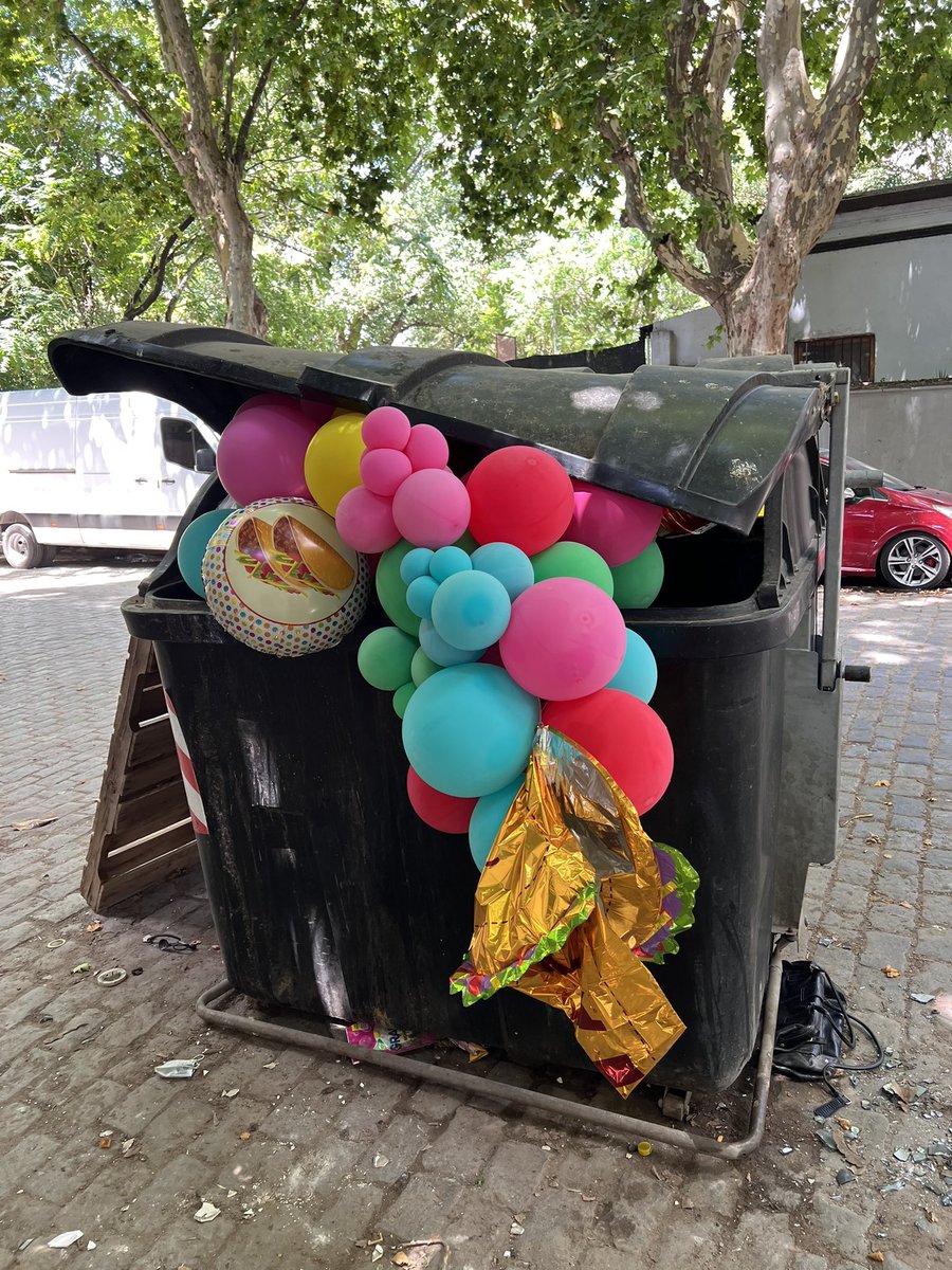 pablogicos's tweet photo. En mi barrio vive IT https://t.co/ulrecKpYFb