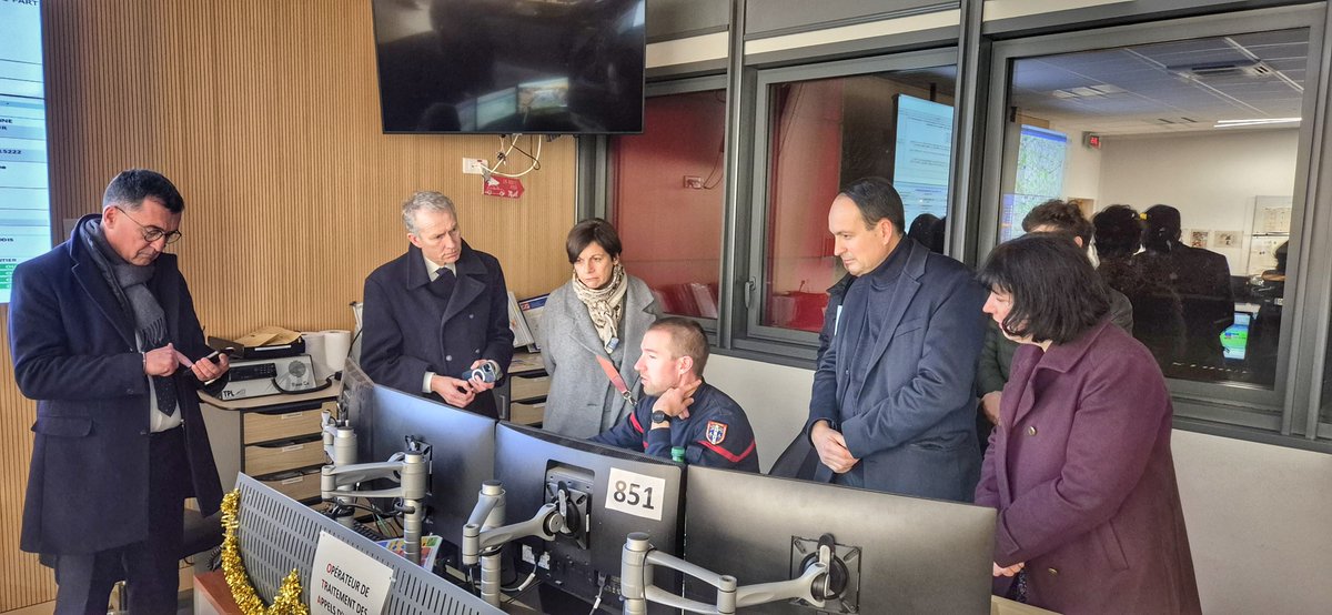 Cette nuit près de 300 #Sapeurspompiers 🚒 de la #mayenne sont mobilisés et prêt à porter secours.

le Col <a href="/Thierry_Robert_/">Thierry ROBERT</a> et nos autorités sont venus saluer l'investissement des personnels 🧑‍🚒 du centre de traitement de l'alerte.

Bon réveillon et meilleurs vœux 2025 à tous