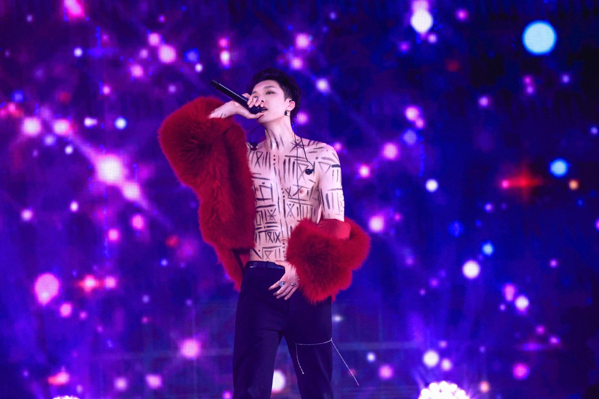 工作室weibo！

タトゥーに赤いファーやば過ぎ
この衣装は何のパフォの時だろ

#LayZhang #Yixing #张艺兴 #ChromosomeUniverseNewYearCountdownShow #2025withLAY
#染色体家族跨年狂欢夜　<a href="/layzhang/">Lay Zhang</a>