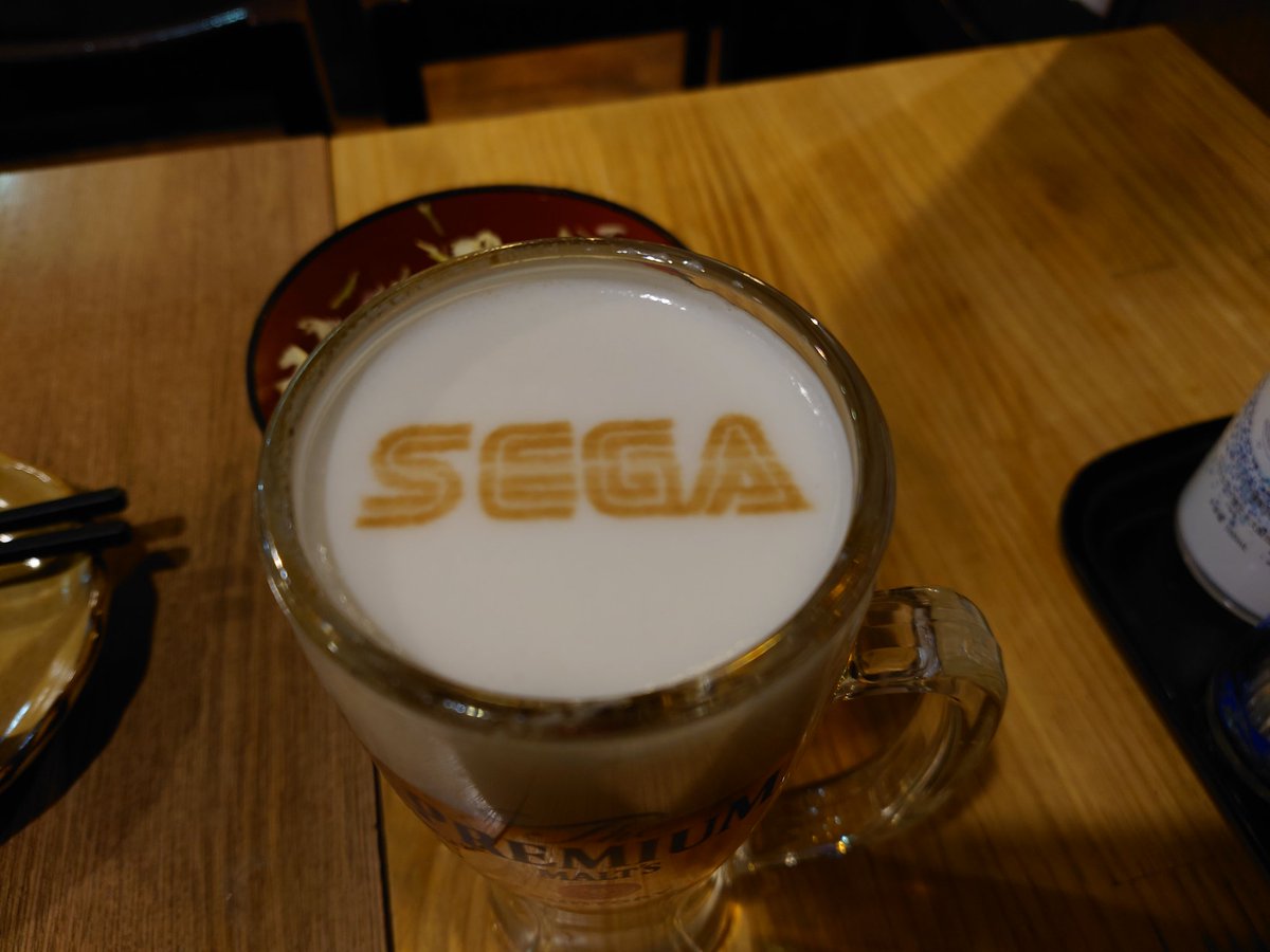 urleshade's tweet photo. 初詣後、やっぱ飲むかって居酒屋入ったが
セガサターンの上着着てったらビールにセガのロゴ入れてくれた！
めちゃくちゃ嬉しい https://t.co/25SVUvNM0u