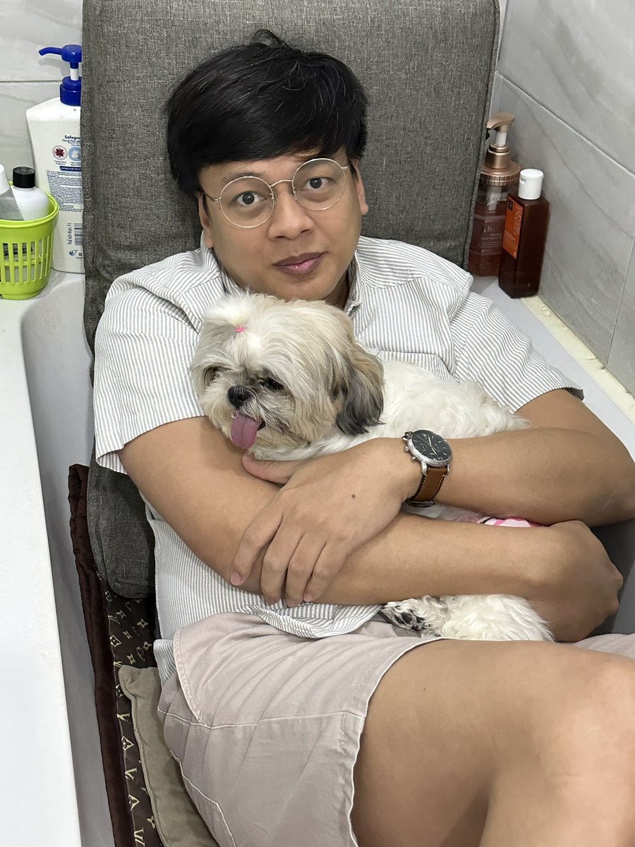 New year sa bathtub with Mochi na takot sa paputok.