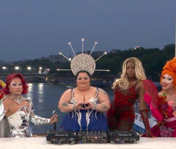 Une année folle se termine, pleine de joies et de difficultés. Pleine d'espoirs aussi. 

En 2025, unissons nos forces pour en finir avec le culte du veau d'or, pour révolutionner le monde, pour la Paix et le respect de la dignité humaine.

Oui, les Jours Heureux sont devant nous.