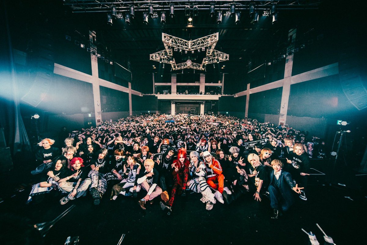 royz_214_subaru's tweet photo. みんなの事が大好きで大切やから、一回きりの人生で出来るだけみんなといっぱい笑って幸せになりたいだけ。
始まりの一歩。とても大きな一歩。
これからも丁寧に、でもうんと派手に。
この日の事を目一杯抱きしめて、これからも大切に生きて行きます。
明けましておめでとうございます。
今年も何卒宜しくお願い致します。
皆様に。本当に本当にありがとうございました。
最高の人生です。こんなに愛されて幸せもんです。
また書きます！
#GODFES2024