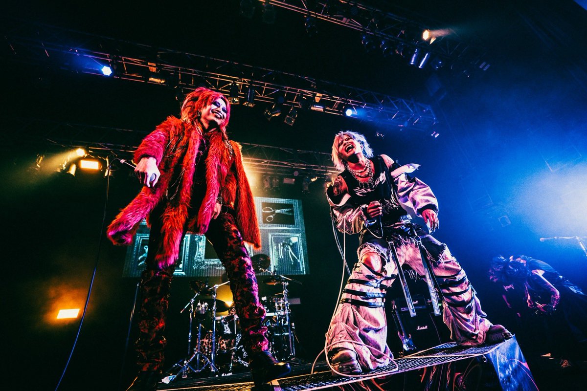 royz_214_subaru's tweet photo. みんなの事が大好きで大切やから、一回きりの人生で出来るだけみんなといっぱい笑って幸せになりたいだけ。
始まりの一歩。とても大きな一歩。
これからも丁寧に、でもうんと派手に。
この日の事を目一杯抱きしめて、これからも大切に生きて行きます。
明けましておめでとうございます。
今年も何卒宜しくお願い致します。
皆様に。本当に本当にありがとうございました。
最高の人生です。こんなに愛されて幸せもんです。
また書きます！
#GODFES2024