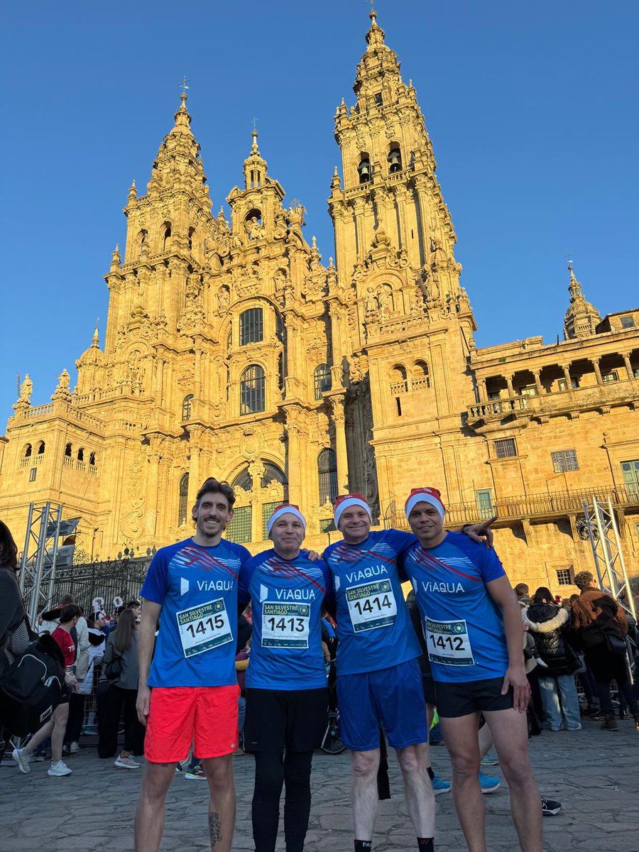 Rematando o ano por todo o alto! #EquipoViaqua na San Silvestre de <a href="/PazodeRaxoi/">Concello de Santiago</a> 🏃‍♀️🎄