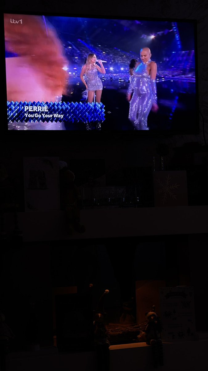 ollieollieGA's tweet image. oh my GOD @PerrieHQ absolutely SMASHED that performance!!!! THE VOCALS!!! THE STAGING!!! THE PYRO!!! THE CHOREO!!! ATE ✨🎉💗

so proud of you Perrie 🫶🫶
 
#NationalLottery #NYEBigBash #TNLBigBash