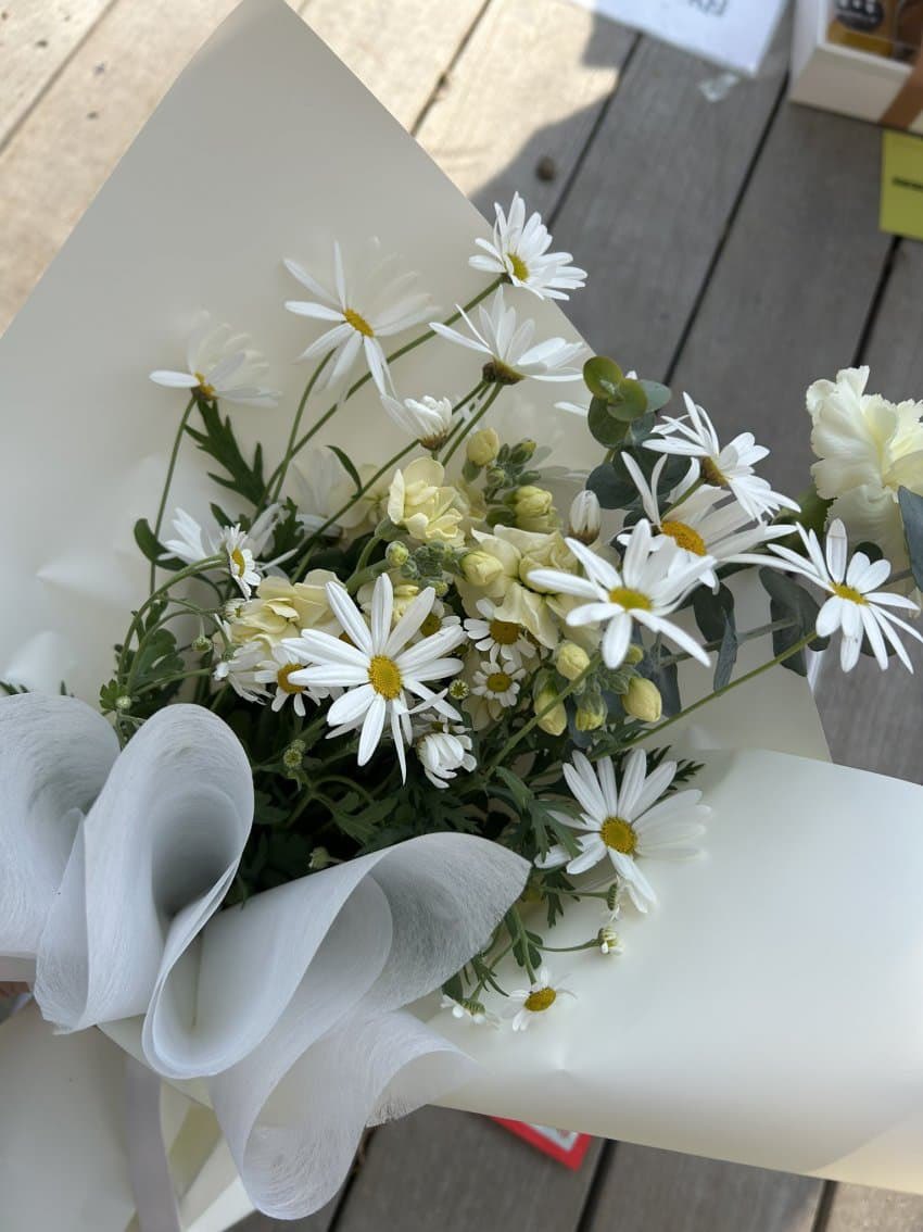 hisocati's tweet photo. <가요대전 사녹 역조공>
커피차, 간식차
스카프, 한정판 비매품 캡 모자, 피마원 테이프, 짐색, 스트랩 키링, 스트링 백, 포카 2장, 핫팩, 손글씨 카드

<가요대전 당일 역조공>
데이지 꽃다발 <<< 최종 기절.진짜 미친놈
유부초밥, 음료, 핫팩, 포카

이래도 부족해서 미안하댄다..
ㄹㅈㄷ성공의 이유 https://t.co/Q6OowD6a7k