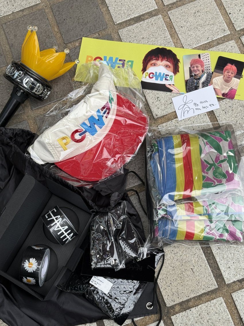 hisocati's tweet photo. <가요대전 사녹 역조공>
커피차, 간식차
스카프, 한정판 비매품 캡 모자, 피마원 테이프, 짐색, 스트랩 키링, 스트링 백, 포카 2장, 핫팩, 손글씨 카드

<가요대전 당일 역조공>
데이지 꽃다발 <<< 최종 기절.진짜 미친놈
유부초밥, 음료, 핫팩, 포카

이래도 부족해서 미안하댄다..
ㄹㅈㄷ성공의 이유 https://t.co/Q6OowD6a7k