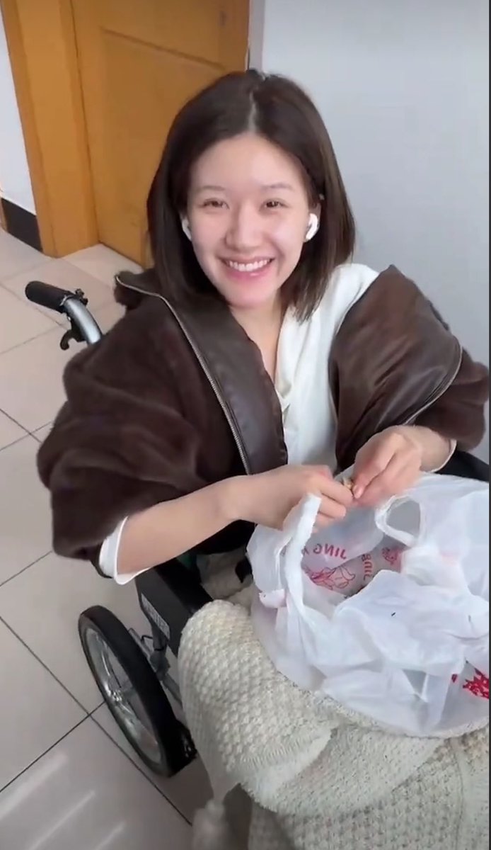 youniebear's tweet image. #zhaolusi sharing with us updates of her journey to recovery 🫂❤️

the fact that she chose to share with us such real and raw moments during her toughest times ☹️☹️☹️

#FreeZhaoLusi #TruthForZhaoLusi