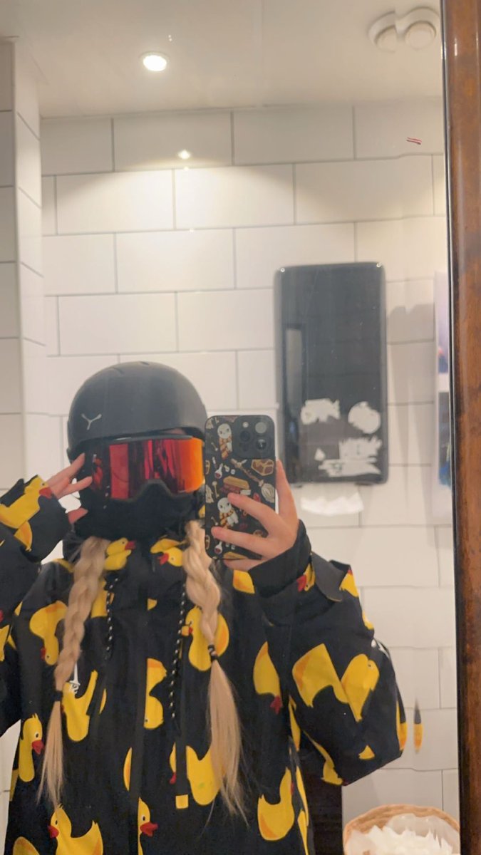 Nea (@linneaaacs) on Twitter photo Happy new year! Celebrating in the snow skiing with my duck outfit 🎁🎈🥂⛷️🇸🇪 Happy new year! Celebrating in the snow skiing with my duck outfit 🎁🎈🥂⛷️🇸🇪
