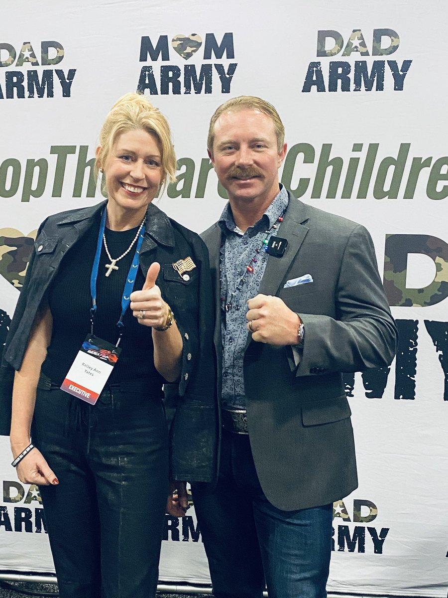 ladyetiquette3's tweet photo. Delighted to meet fellow patriots from @mamabearsrising Mom’s army @seak_smith and Dad‘s army who are also actively standing up against trans insanity that is preying on the most innocent. 👼 #Dadarmy #Momsarmy #kelleyyates #ladyetiquette  #classyconservatives https://t.co/wdZ19sJZOL