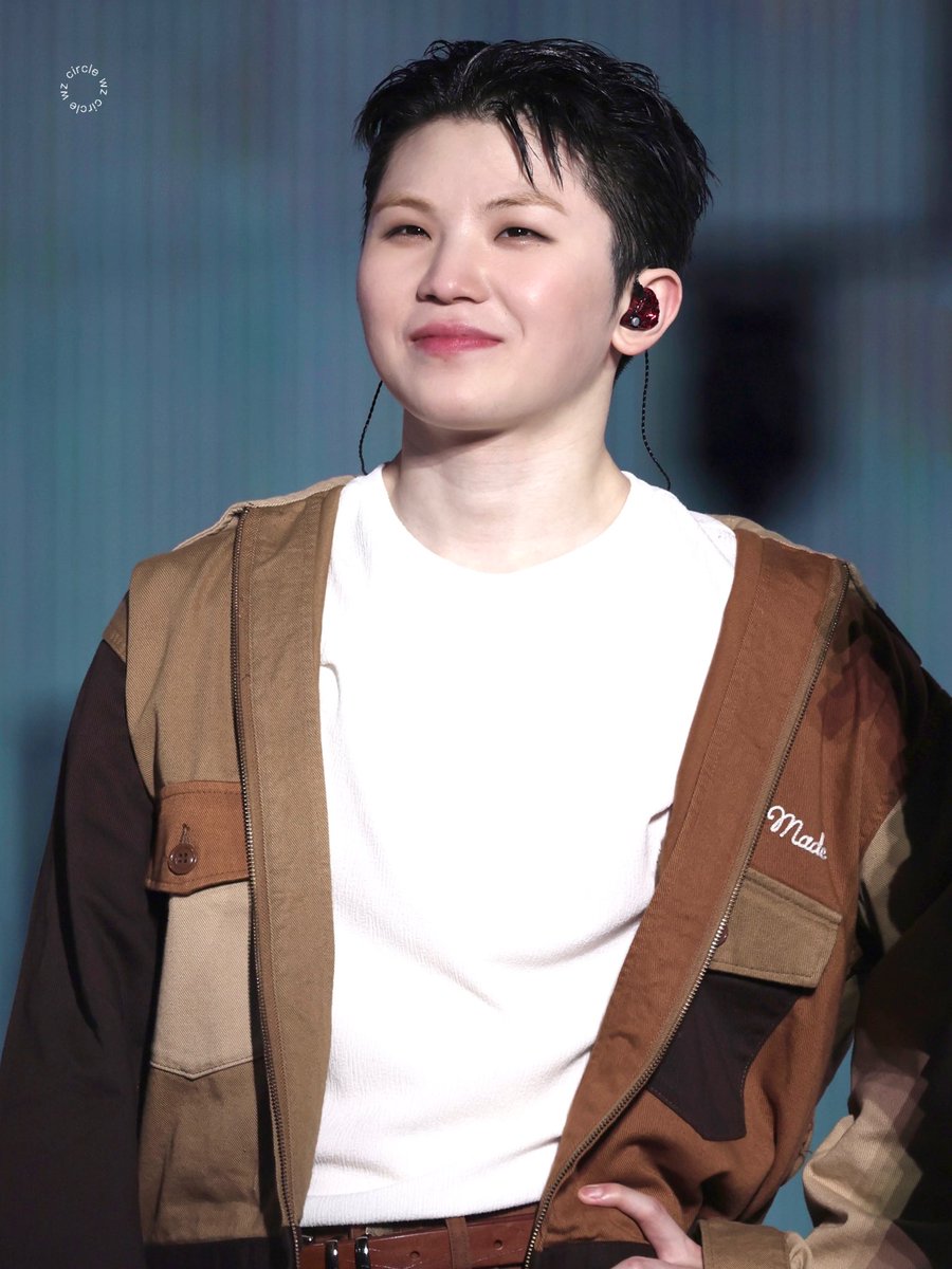 .
2025 모두 행복하자!
캐럿들 새해복 많이 받으세용🩷
ς(>‿<.) 

#세븐틴 #캐럿 #woozi #우지