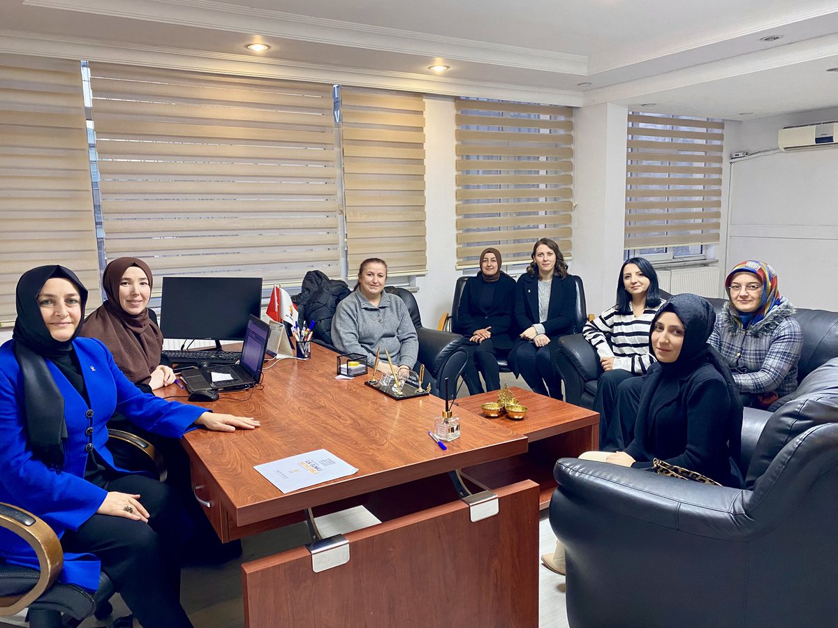 Hulyalcyy's tweet photo. AK Parti İlçe Kadın Kolları Başkanlarımız ile kongre öncesi hazırlıklarımız ile alakalı toplantımızı yaptık. 
Hayırlara vesile olsun. https://t.co/HIyPAb054B