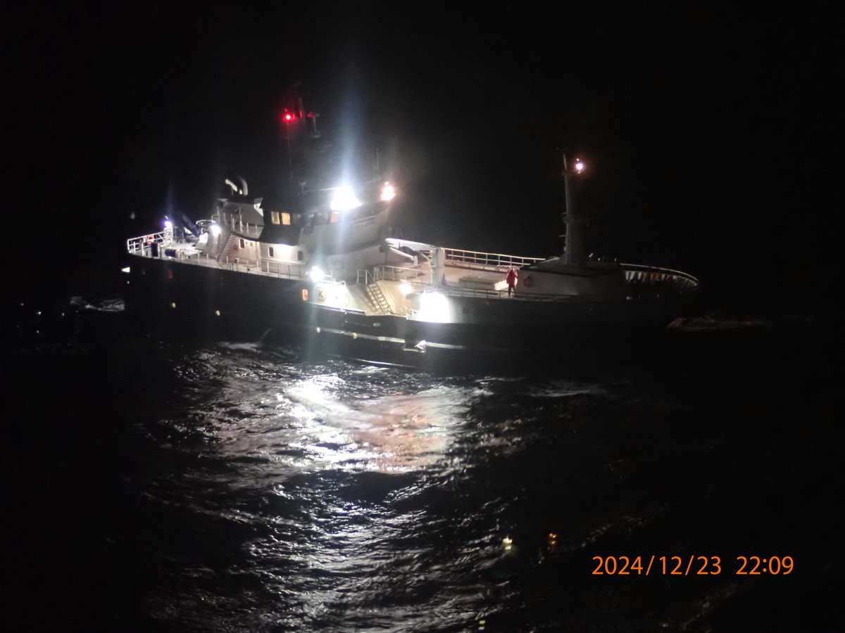 Lille julaften var KV Bison i aksjon og satte slep på norsk fiskefartøy med behov for hjelp. Kystvakten har gjennom julehøytiden patruljert og vært i beredskap langs de norske sjøområdene. Vi takker besetningene for innsatsen og ønsker alle et riktig godt nytt år.