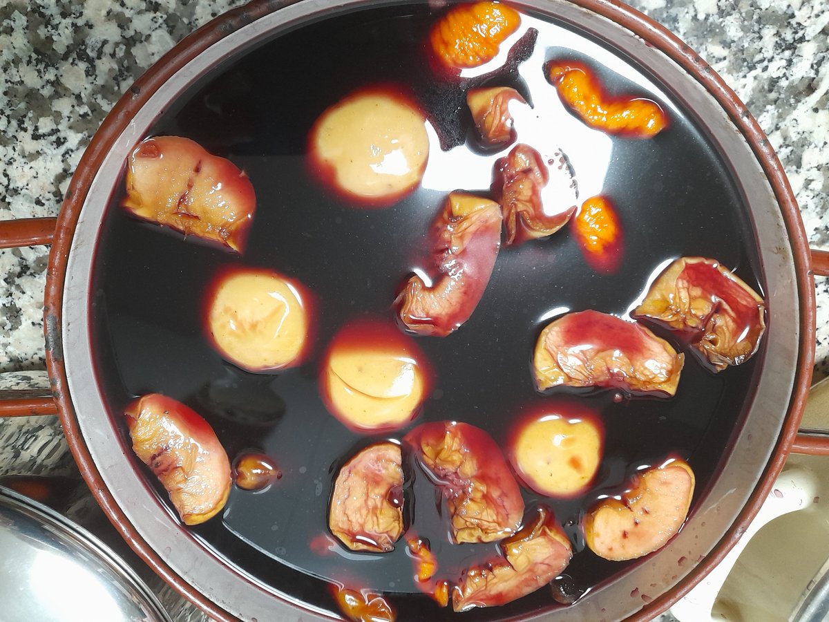 ¿Os apetece brindar por el nuevo año con el vino melao típico de la cocina aragonesa? En la última entrada de mi blog os cuento cómo lo preparan en le valle de Hecho. ¡Feliz Año 2025!
maderadebuixo.blogspot.com