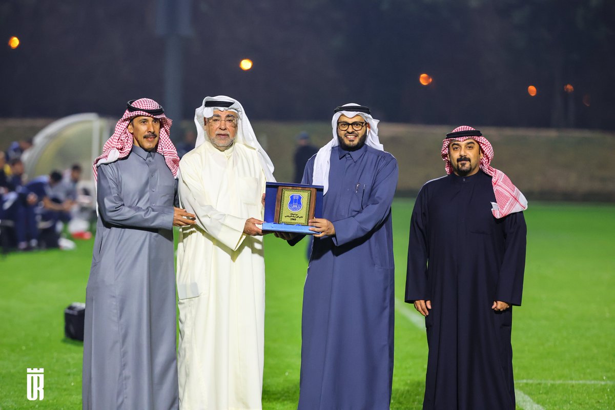 تم تقديم الدروع التذكارية بين إدارتي نادي العروبة و نادي اليرموك الكويتي  بين شوطي لقاء الفريقين الودي مساء اليوم بحضور نائب رئيس مجلس إدارة نادي العروبة الأستاذ عبدالعزيز الرويلي و الأستاذ أحمد الأنصاري أمين سر نادي اليرموك الكويتي .

#العروبة_في_قطر 🇶🇦