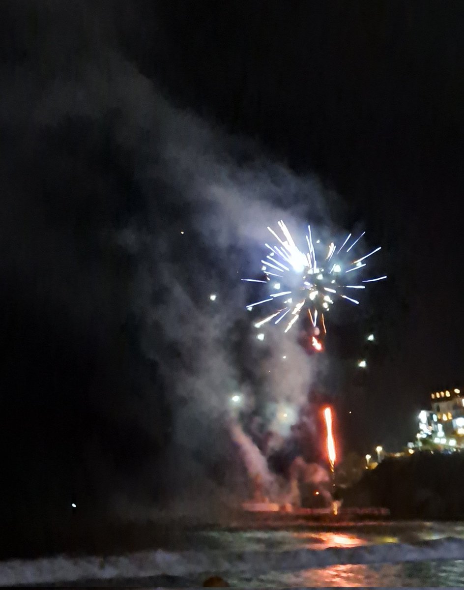 jon_sparkes's tweet image. Fantastic early New Year fireworks over the sea at #Looe beach.
