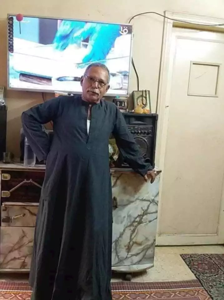 Eyaaaad's tweet image. هذه صورة لشخص مصري يعيش في القاهرة، قد يكون مجهول ولا يعرفه أحد...

اسمه كريم راشد، عمره 67 عام، يعمل قائد حافلة مدرسية منذ عشرات السنين وكان مثال للشخص الأمين المحبوب الذي يعامل الصغار وكأنهم أبناءه.

قبل عدة أيام أخذ الصغار لتوصيلهم إلى منازلهم وكان في الحافلة 28 طفل بالإضافة…