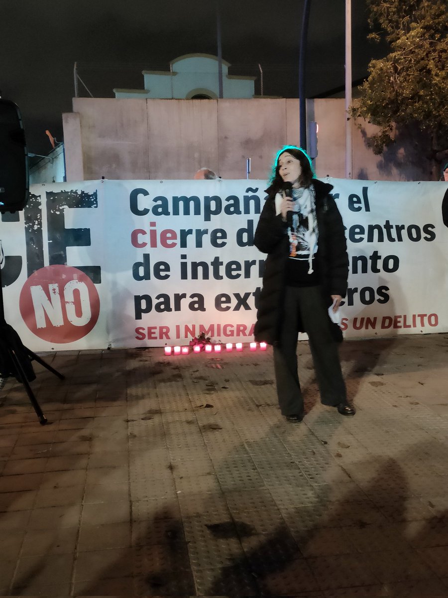 JOAN GANDIA OLTRA (@joangandiaoltra) on Twitter photo Tanquem l'any en el darrer dimarts de mes i per això de nou diem "Cap ésser humà és il•legal" davant de la porta blava convocats per <a href="/CIEsNO/">CIEs NO (València)</a> amb esperança que el nou any s'avance en el compliment dels #DretsHumsns per això demanem per al #2025 #RegularitzacióJA i #TancamentCIE Tanquem l'any en el darrer dimarts de mes i per això de nou diem "Cap ésser humà és il•legal" davant de la porta blava convocats per <a href="/CIEsNO/">CIEs NO (València)</a> amb esperança que el nou any s'avance en el compliment dels #DretsHumsns per això demanem per al #2025 #RegularitzacióJA i #TancamentCIE