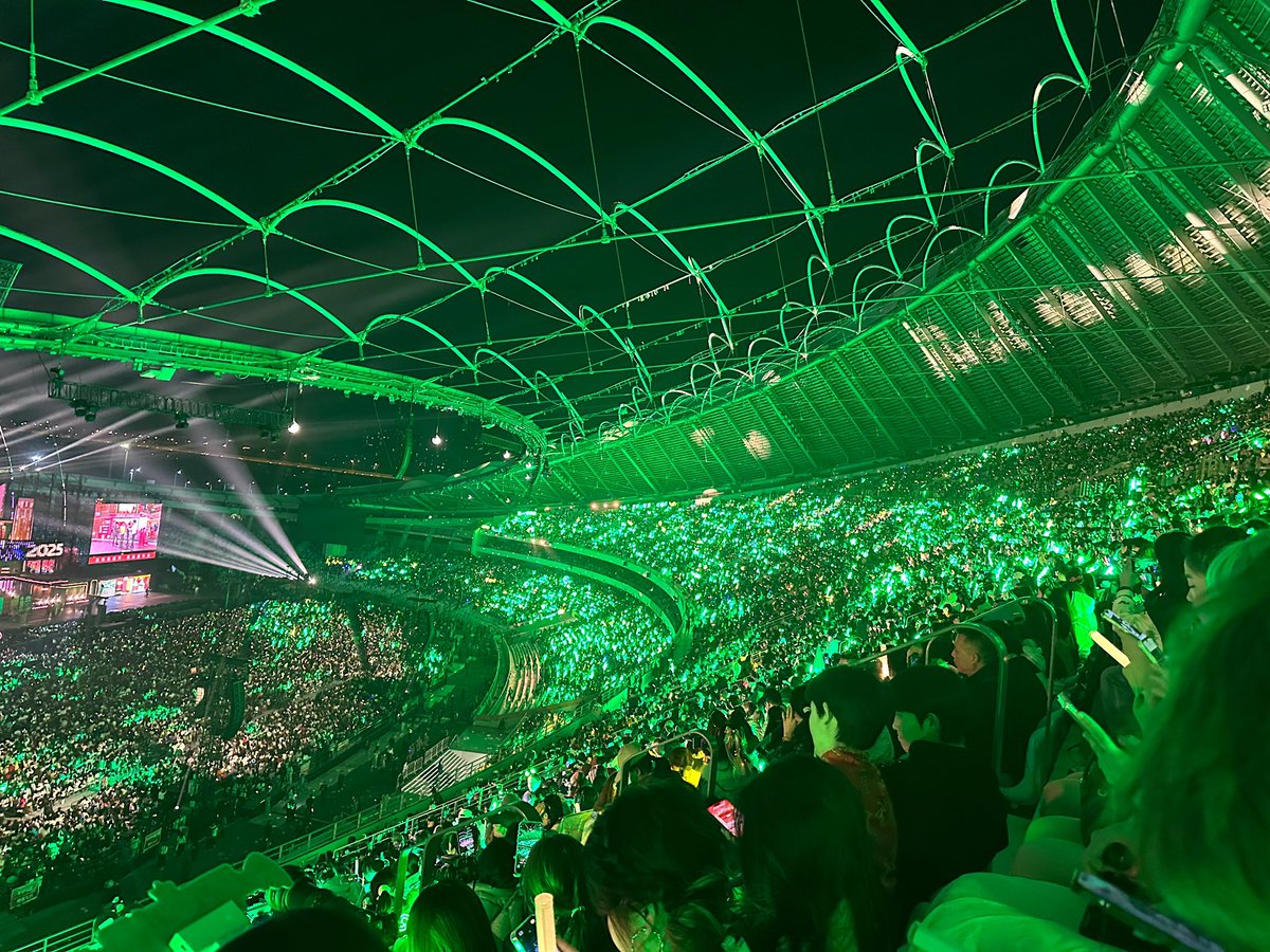 702universe2's tweet photo. ท่ามกลางศิลปินเบอร์ต้นทั่วจีนที่มีฐานแฟนคลับมหาศาล แต่เจี่ยเทอเก่งมาก ชิงบัตรหูหนานที่เหมือนบ้านหลังที่สองของอี้ป๋อมาเพื่อทำ Green Ocean ได้ขนาดนี้ 💚💚💚

YIBO MOMENTS OF HAPPINESS
#WANGYIBOxCheersto2025
#หวังอี้ป๋อ #WangYibo https://t.co/q78iqTuMiw