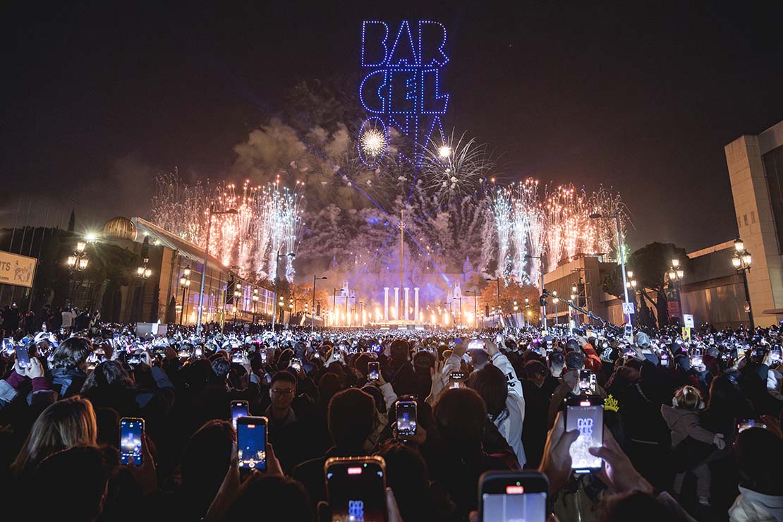 BibliotequesBCN's tweet photo. Celebrem el #CapdAnyBCN amb un espectacle únic!
Amb l'amor com a fil conductor de l'esdeveniment, la música, la pirotècnia i la llum marcaran el batec de l'any nou a l'av. Reina Maria Cristina, el 31 de desembre, a partir de les 23 h.
Bon any nou!
📎 https://t.co/O7B8CnDBsp https://t.co/leYZVXJVJc