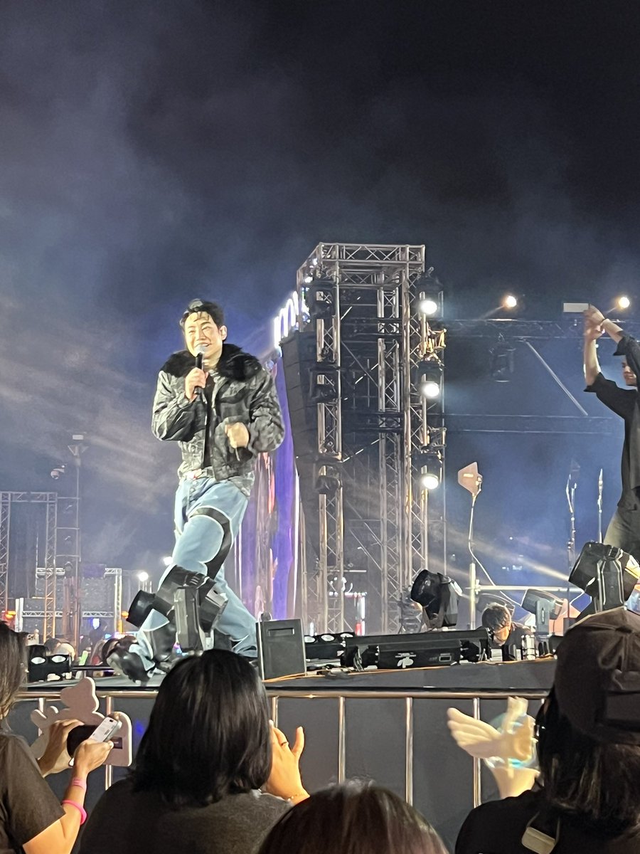 JeanHippi's tweet photo. จะมีอะไีรที่ดีไปกว่า ได้ใช้เวลาข้ามปีไปกับผชคนนี้ #เป๊กผลิตโชค #PeckPaLitChoke แค่หันหลังก็รู้ละว่าแฟนนุชหล่อมาก #ICONSIAMxPECKPALITCHOKE https://t.co/ijggjSKYTF
