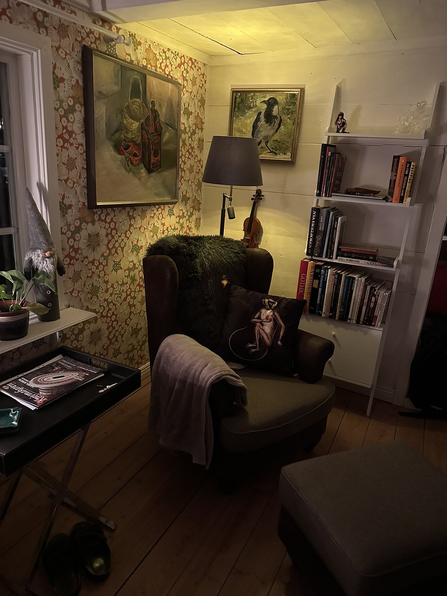 Min alldeles egna myshörna i huset. Tavlorna gjorde min farmor