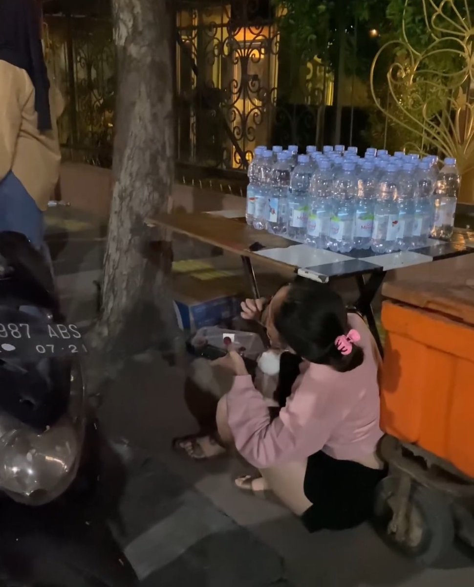 kaptenAmercia's tweet image. Temen gw makan anggurnya di bawah meja orang jualan……😭😭😭😭😭