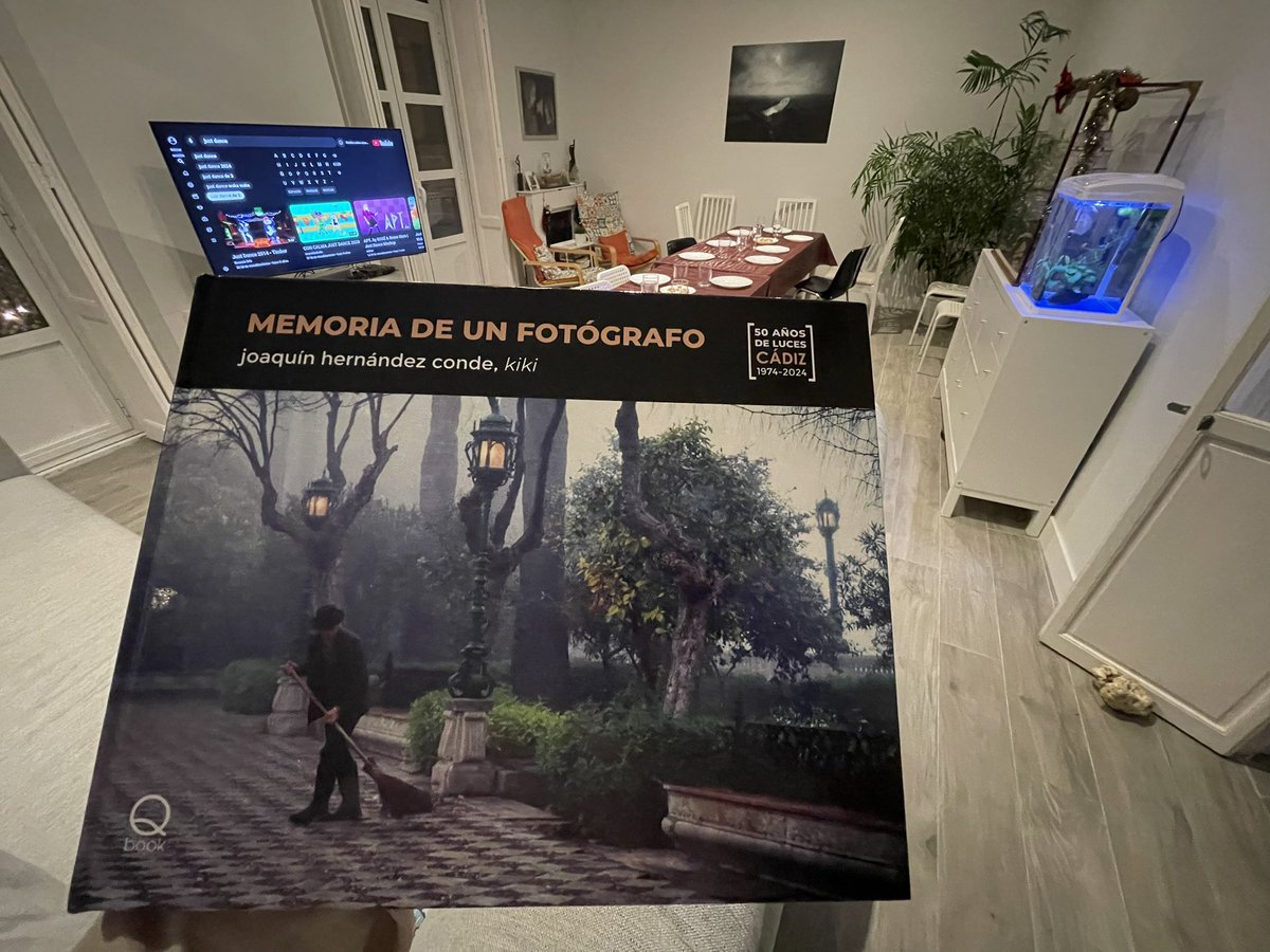 Fernando Ruso (@fernandoruso) on Twitter photo No se me ocurre mejor manera para acabar el 2024 que entre las páginas del libro “Memoria de un fotógrafo” del maestro gaditano <a href="/kikifotografo/">Joaquín Hernández</a>. Una delicia de álbum diario que da fe de la vida de miles de gaditanos. #AiloviuKiki No se me ocurre mejor manera para acabar el 2024 que entre las páginas del libro “Memoria de un fotógrafo” del maestro gaditano <a href="/kikifotografo/">Joaquín Hernández</a>. Una delicia de álbum diario que da fe de la vida de miles de gaditanos. #AiloviuKiki