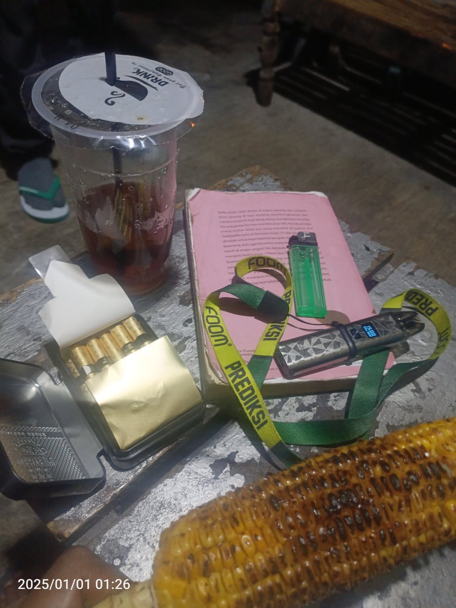 Waktu berbisik,
Membawa jejak langkah yang tak kembali.
Detik berlari tanpa jeda,
Mengukir cerita di sudut dunia

Tahun baru mengetuk perlahan,
Membawa harapan di genggaman.
Angin segar membawa pesan,
Bahwa hidup adalah perjalanan

#piece_of_story #HappyNewYear2025  #HappyNewYear