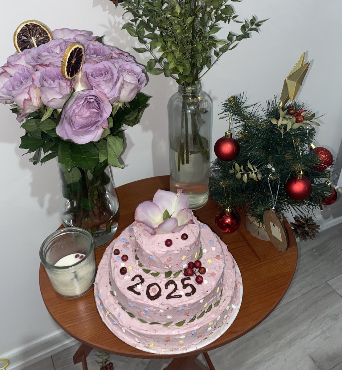 adet yerini bulsun (cepteşokta pasta süsü olmadığı için nazlının öğrenci evindeki çiçekleri parcalamak zorunda kaldığımız sene)