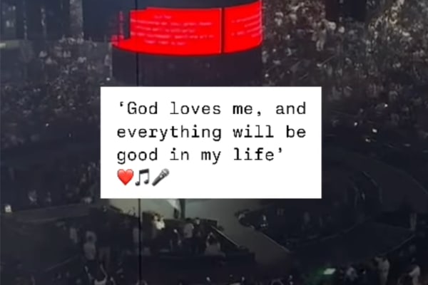 all_israel_news's tweet photo. 'God has become a pop star': Crowd in Tel Aviv Stadium sings 'God always loves me' as air raid siren sounds https://t.co/p2hRurLopz

#Israel #TelAviv #LiveConcert #CrowdSinging #HopeInDarkness #SirenSounds #SassonShaulov https://t.co/gNWmcdLPRh