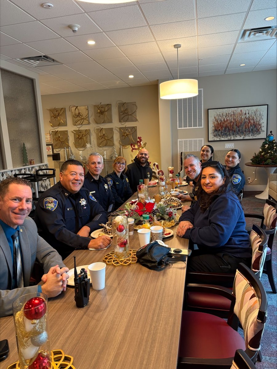 HaywardPD's tweet photo. A huge thank you to Morning Star Senior Living Facility for the invite to their recent 3rd annual First Responder Appreciation Breakfast!

It was a pleasure to enjoy amazing food and take part in great conversations with members of our community!

#HelloHayward  #HaywardPD https://t.co/dmPFbaPApZ