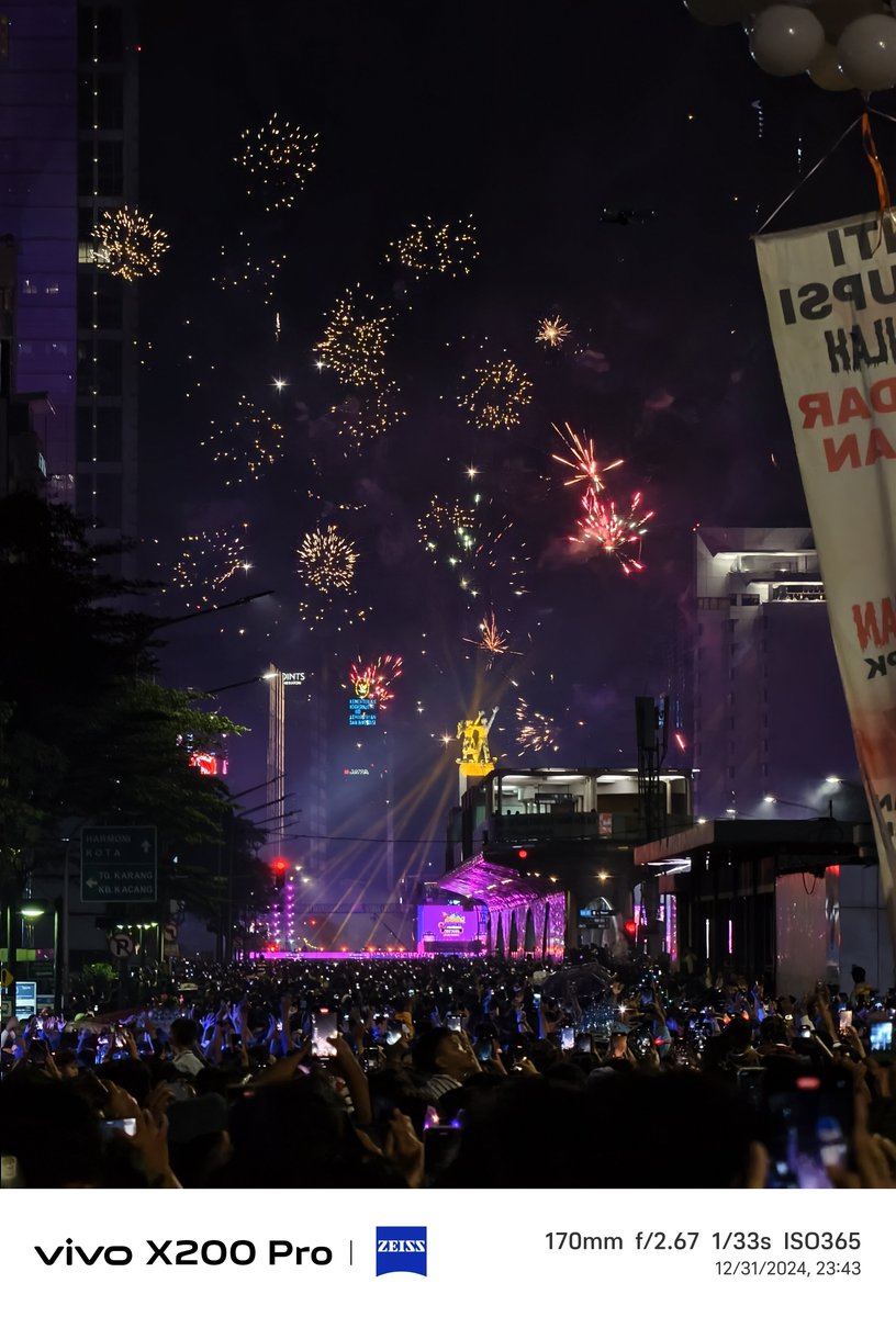 sondesix's tweet image. New Year - 2025
Jakarta, Indonesia
Shot on vivo X200 Pro. 📸🎆
