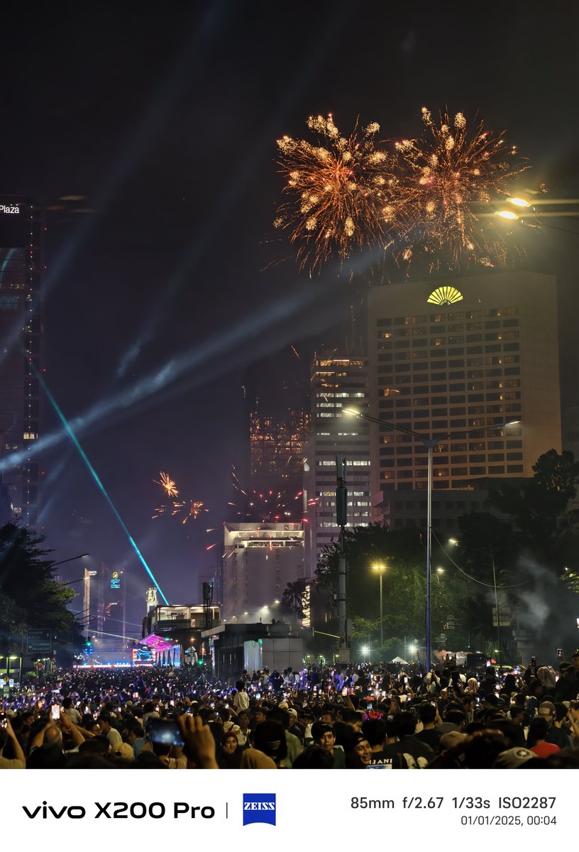 sondesix's tweet image. New Year - 2025
Jakarta, Indonesia
Shot on vivo X200 Pro. 📸🎆