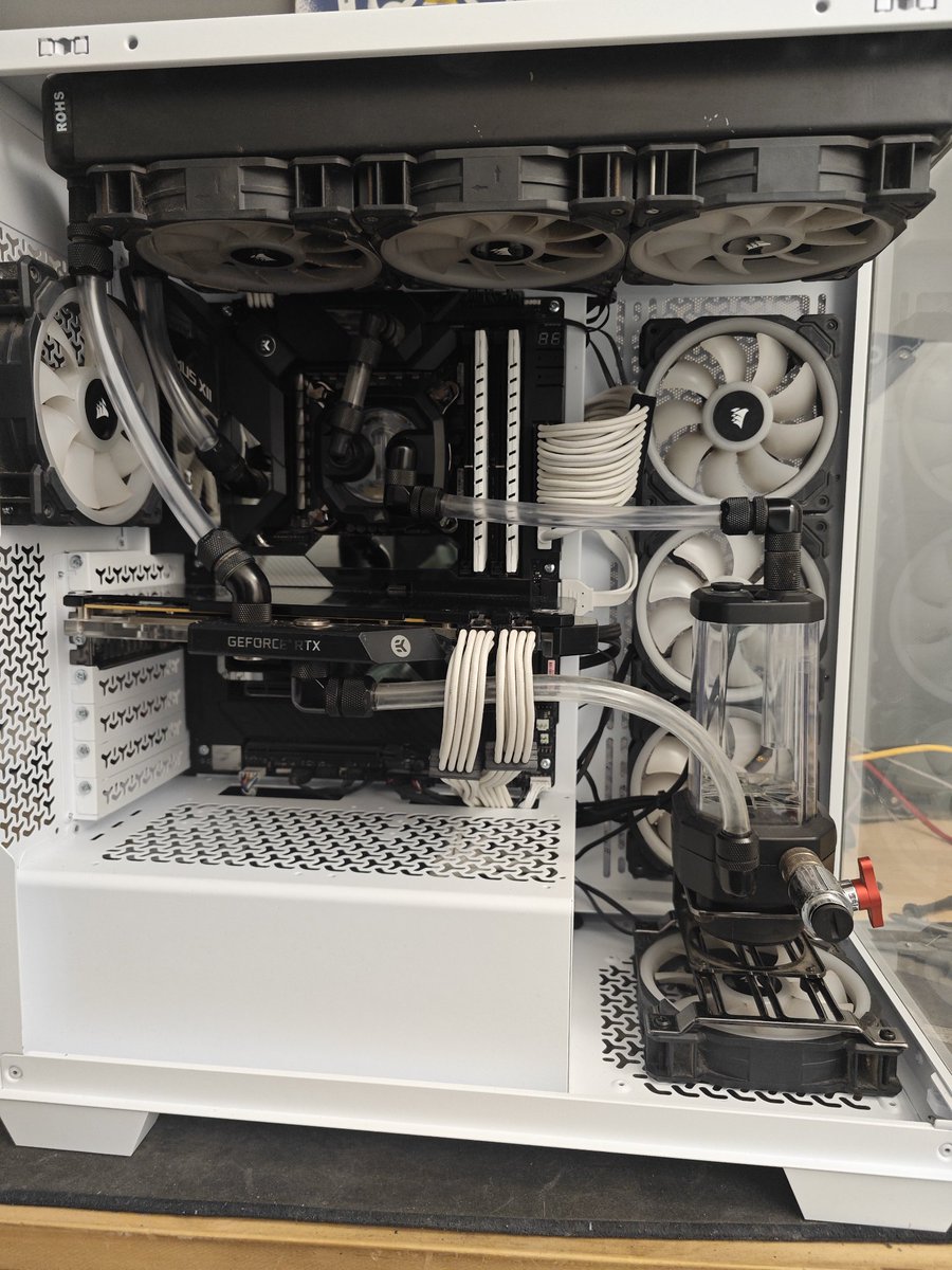 n360nat's tweet photo. Nueva caja @CorsairSpain y nuevo montaje de la RL Custom con bloque corsair bomba D5 y deposito de corsair. El setup queda más espacio .
La nueva update de 2024 junto al monitor OLED de @ASUSROGES @ASUSbyMacMan ( la pared es por q estoy de reforma) #setup2024 https://t.co/Ly8BIg6Bph