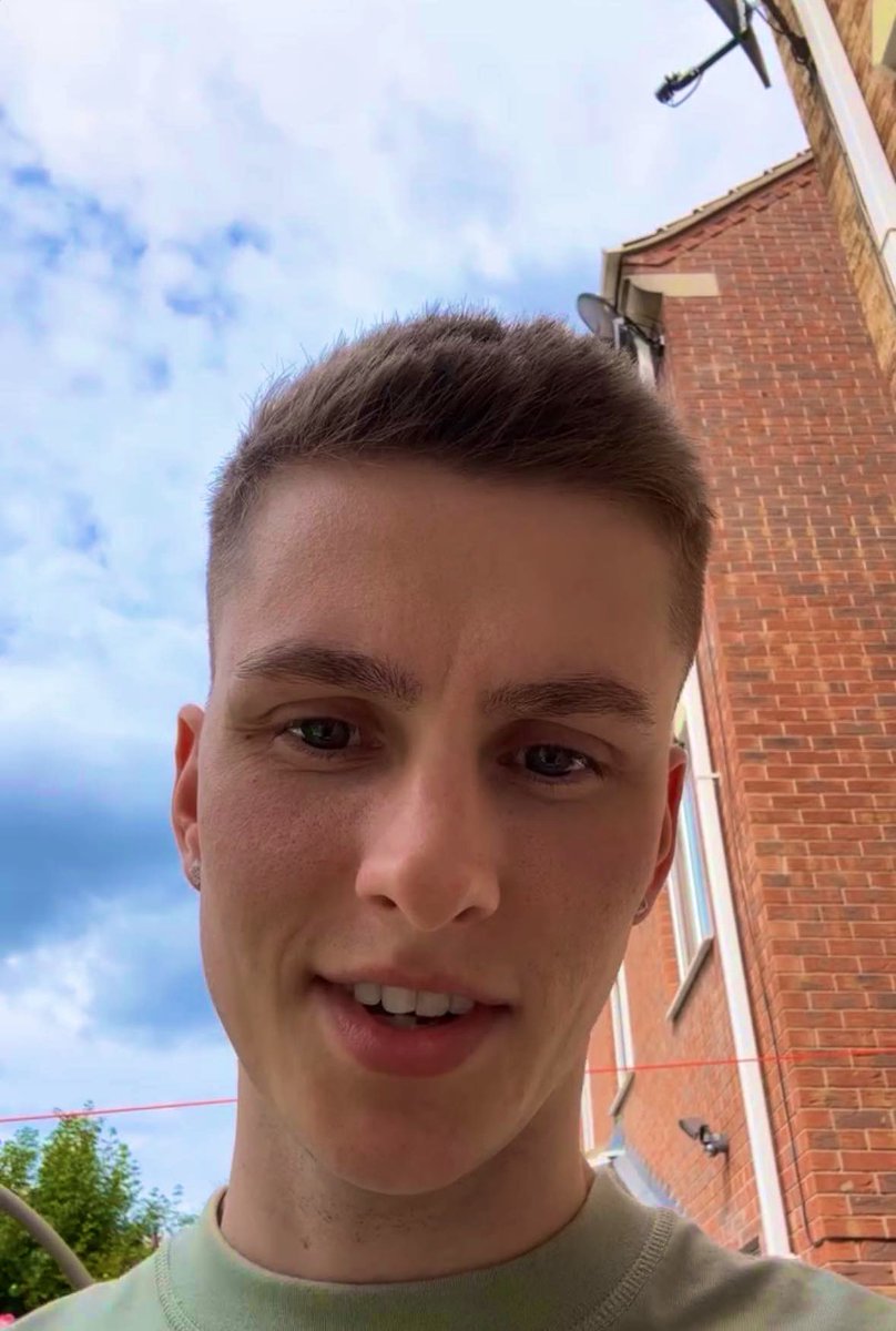 levi_sinclair0's tweet photo. Before new year begins i just wanna thank @ItsLeeHinchy for your hard work this year as always. So proud of you and Ell’s @EllieHinchliff3. yous are gonna make such amazing parents to baby girl. Happy new year Binjuice 🫶🏻 https://t.co/GTXU4W4vOx