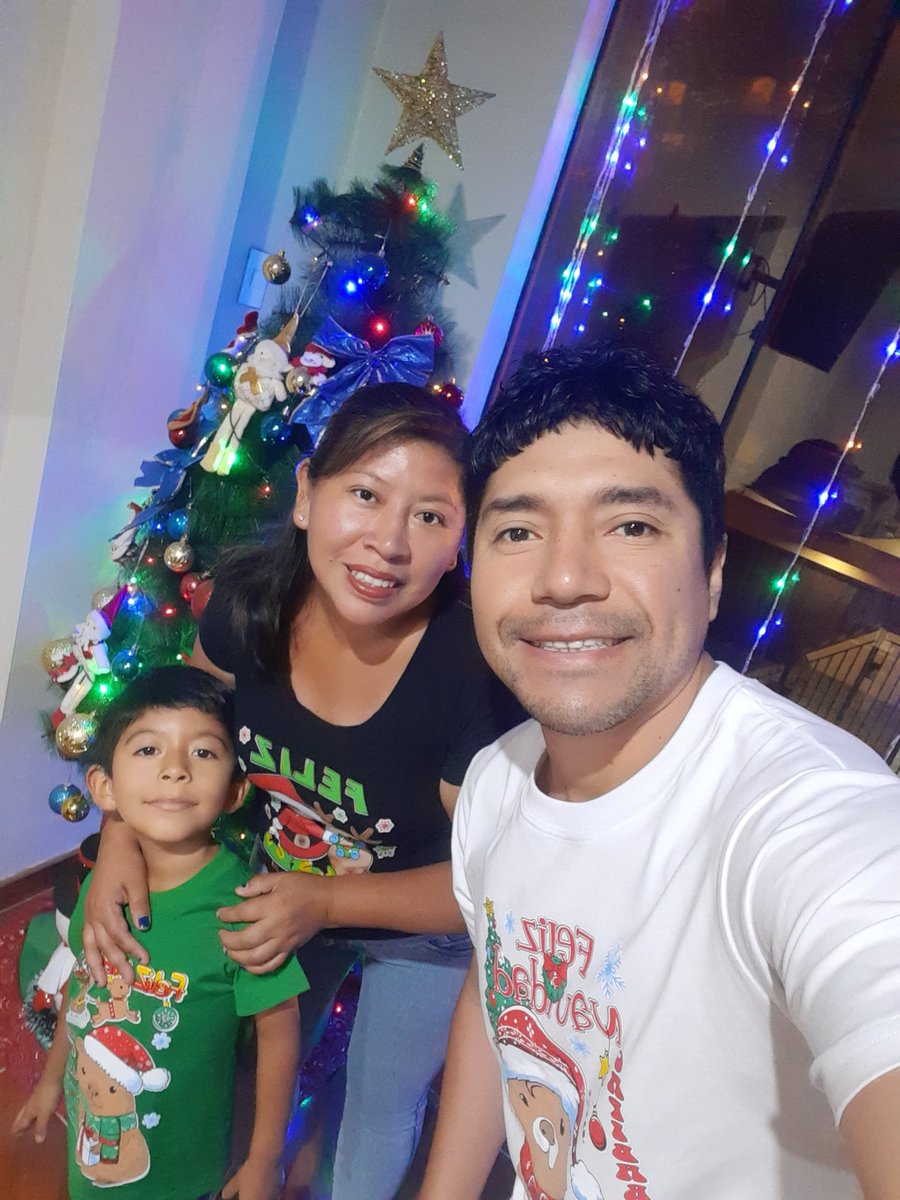 edsonrincon4's tweet photo. @Latina_Noticias #TuFotoXLatina acá con mi hijo Lionel y mi esposa Sandra esperando la llegada del año nuevo...bendiciones para todos !!! https://t.co/vwc38jvCtL