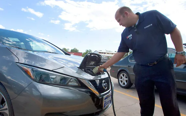 Get ready electric vehicle owners! More than $17 million in funding will bring more electric vehicle fast-charging ports to 29 more locations in Colorado! Check out the full list of new ports that will have an output of 150 kilowatts or more.

coloradoan.com/story/news/202…