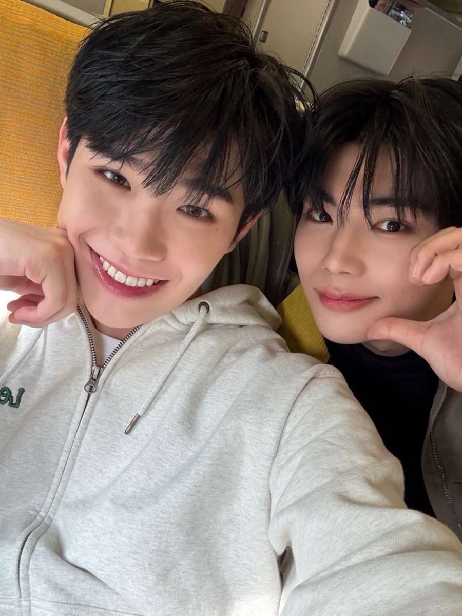 niskalarumi's tweet photo. Gunrae / Geontael /Taegunv few tweets au. 

Mari kita lihat bagaimana pasangan green flag kita semua habiskan malam tahun baru mereka.

cw // bxb, kissing, a lil bit 🔞 https://t.co/WhyqQPZave
